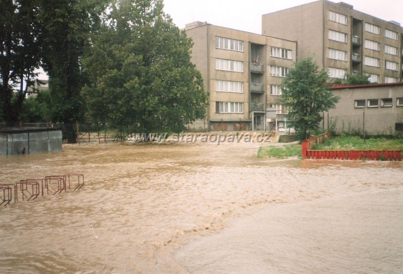 1997 (49).jpg - Povodně 1997 - Přitékájící voda na hřiště z ulice E.Beneše